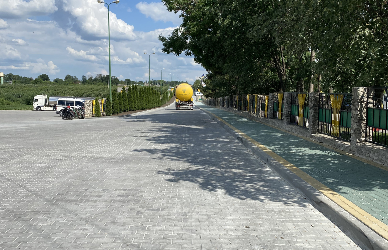 Брукування території ПАП Агропродсервіс